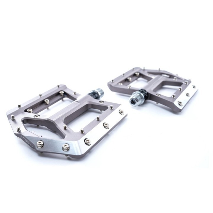 Vélo de montagne : adrénaline et sensations fortes avec les pédales Slasher