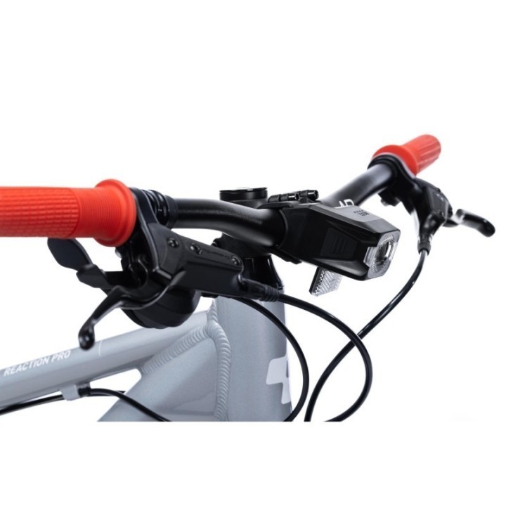 Aménagement de phares de voiture avec réflecteurs pour réglementation allemande