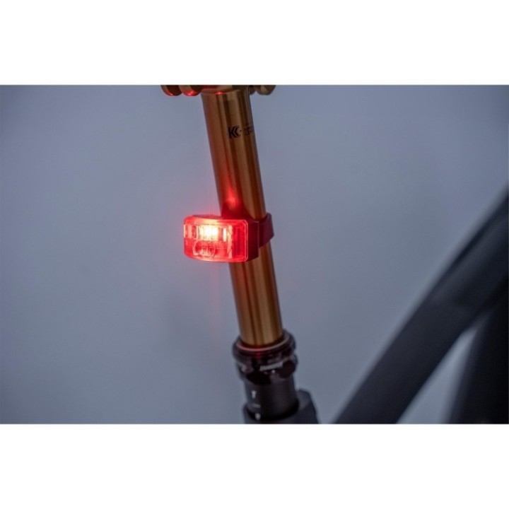 Lumière arrière intelligente pour sécurité routière