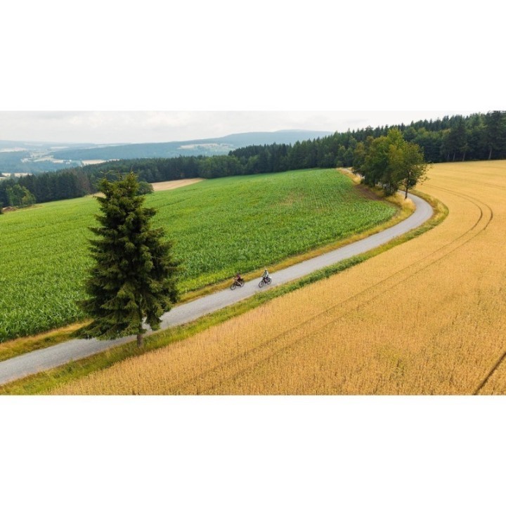 Touring Hybrid ONE 600 : vélo polyvalent pour voyageur